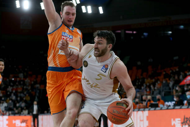 内拥有庞大 内拥有庞大